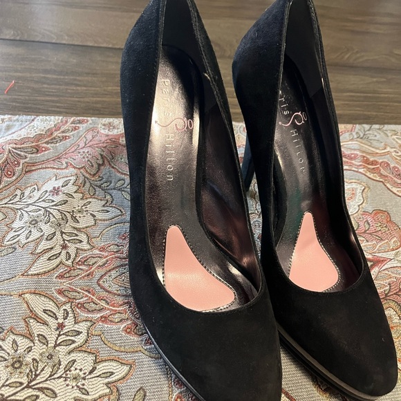 Black/Gray Suede Pumps - Picture 7 of 8